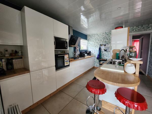 Saint-Aubin-la-Plaine (85210) Maison avec 3 chambres dont une parentale, grande dépendance de 89m2 et spa intérieur.