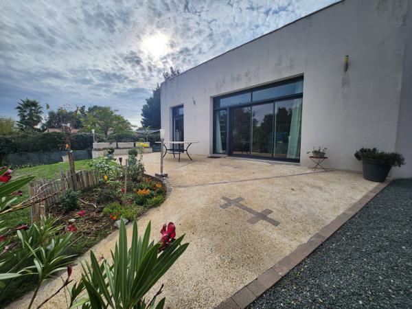 Saint-Aubin-la-Plaine (85210) Maison avec 3 chambres dont une parentale, grande dépendance de 89m2 et spa intérieur.