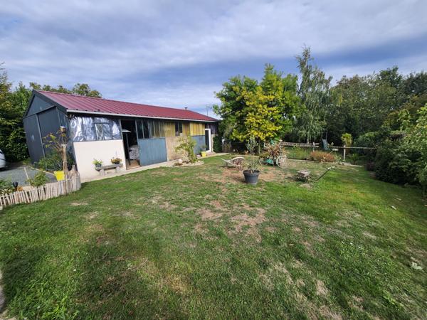 Saint-Aubin-la-Plaine (85210) Maison avec 3 chambres dont une parentale, grande dépendance de 89m2 et spa intérieur.
