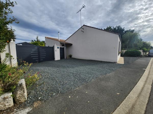 Saint-Aubin-la-Plaine (85210) Maison avec 3 chambres dont une parentale, grande dépendance de 89m2 et spa intérieur.