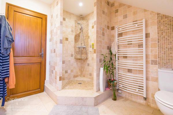 BELLEFOND SUR SON SUPERBE TERRAIN DE 731 M2 MAISON 6 PIECES DE 166 M2