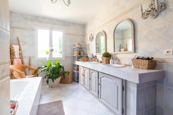 BELLEFOND SUR SON SUPERBE TERRAIN DE 731 M2 MAISON 6 PIECES DE 166 M2