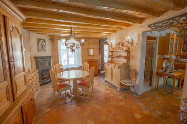 SUPERBE MAISON FAMILIALE 135 M2-CENTRE BOURG