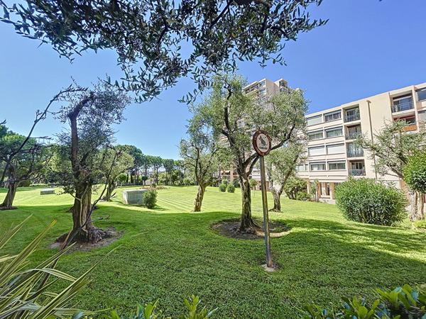 Appartement Le Cannet 4 pièces 85.20 m2 loggias commerces bus écoles