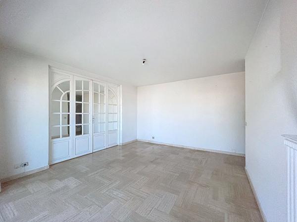 Appartement Le Cannet 4 pièces 85.20 m2 loggias commerces bus écoles