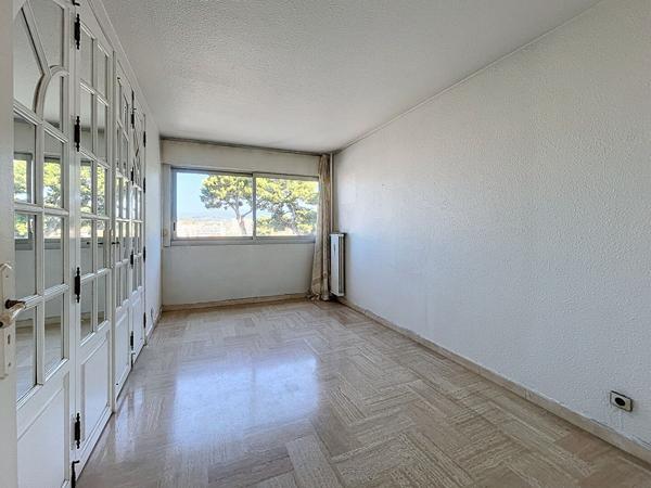 Appartement Le Cannet 4 pièces 85.20 m2 loggias commerces bus écoles