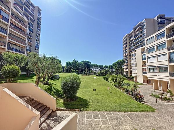 Appartement Le Cannet 4 pièces 85.20 m2 loggias commerces bus écoles