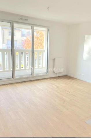 Coup de cœur assuré ! Découvrez ce superbe appartement neuf de 49 m², situé dans la résidence récente Les Jardins de l’Alma, au sein du
très recherché quartier des Mûriers, à proximité de La Varenne–Champignol.
Disponible immédiatement – Jamais habité – Aucun travaux à prévoir !
Ce 2 pièces moderne et lumineux offre des prestations de qualité et un confort optimal, idéal pour une résidence principale ou un
investissement locatif sécurisé.
Ses nombreux atouts :
 Belle pièce de vie lumineuse avec cuisine ouverte entièrement équipée
 Chambre confortable avec rangements
 Salle d’eau contemporaine + WC séparés
 Grande loggia couverte pour profiter d’un extérieur toute l’année
 Parquet massif et finitions soignées
 Menuiseries aluminium K-LINE haute performance (isolation thermique et phonique)
 Domotique et système d’alarme intégrés
 Chaudière individuelle à condensation économique
 Résidence récente sécurisée avec ascenseur
 Faibles charges
 Place de parking privative en sous-sol sécurisé
 Garanties constructeur encore en cours
Un emplacement privilégié :
À quelques pas des commerces, écoles, transports et services, dans un quartier calme et en plein développement, cet appartement bénéficie
d’un cadre de vie recherché entre dynamisme urbain et environnement résidentiel.
Venez vite nous rendre visite, car cette opportunité ne restera pas disponible longtemps
Raoul GALULA Tel : 0629465534
RA