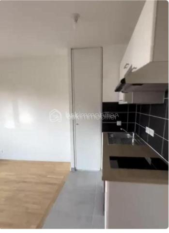 Coup de cœur assuré ! Découvrez ce superbe appartement neuf de 49 m², situé dans la résidence récente Les Jardins de l’Alma, au sein du
très recherché quartier des Mûriers, à proximité de La Varenne–Champignol.
Disponible immédiatement – Jamais habité – Aucun travaux à prévoir !
Ce 2 pièces moderne et lumineux offre des prestations de qualité et un confort optimal, idéal pour une résidence principale ou un
investissement locatif sécurisé.
Ses nombreux atouts :
 Belle pièce de vie lumineuse avec cuisine ouverte entièrement équipée
 Chambre confortable avec rangements
 Salle d’eau contemporaine + WC séparés
 Grande loggia couverte pour profiter d’un extérieur toute l’année
 Parquet massif et finitions soignées
 Menuiseries aluminium K-LINE haute performance (isolation thermique et phonique)
 Domotique et système d’alarme intégrés
 Chaudière individuelle à condensation économique
 Résidence récente sécurisée avec ascenseur
 Faibles charges
 Place de parking privative en sous-sol sécurisé
 Garanties constructeur encore en cours
Un emplacement privilégié :
À quelques pas des commerces, écoles, transports et services, dans un quartier calme et en plein développement, cet appartement bénéficie
d’un cadre de vie recherché entre dynamisme urbain et environnement résidentiel.
Venez vite nous rendre visite, car cette opportunité ne restera pas disponible longtemps
Raoul GALULA Tel : 0629465534
RA