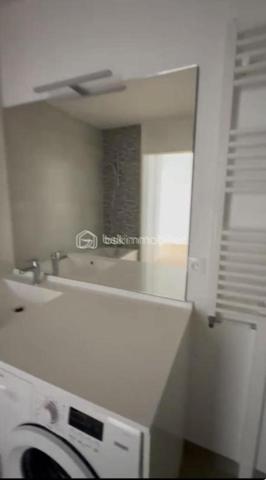 Coup de cœur assuré ! Découvrez ce superbe appartement neuf de 49 m², situé dans la résidence récente Les Jardins de l’Alma, au sein du
très recherché quartier des Mûriers, à proximité de La Varenne–Champignol.
Disponible immédiatement – Jamais habité – Aucun travaux à prévoir !
Ce 2 pièces moderne et lumineux offre des prestations de qualité et un confort optimal, idéal pour une résidence principale ou un
investissement locatif sécurisé.
Ses nombreux atouts :
 Belle pièce de vie lumineuse avec cuisine ouverte entièrement équipée
 Chambre confortable avec rangements
 Salle d’eau contemporaine + WC séparés
 Grande loggia couverte pour profiter d’un extérieur toute l’année
 Parquet massif et finitions soignées
 Menuiseries aluminium K-LINE haute performance (isolation thermique et phonique)
 Domotique et système d’alarme intégrés
 Chaudière individuelle à condensation économique
 Résidence récente sécurisée avec ascenseur
 Faibles charges
 Place de parking privative en sous-sol sécurisé
 Garanties constructeur encore en cours
Un emplacement privilégié :
À quelques pas des commerces, écoles, transports et services, dans un quartier calme et en plein développement, cet appartement bénéficie
d’un cadre de vie recherché entre dynamisme urbain et environnement résidentiel.
Venez vite nous rendre visite, car cette opportunité ne restera pas disponible longtemps
Raoul GALULA Tel : 0629465534
RA