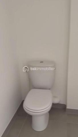 Coup de cœur assuré ! Découvrez ce superbe appartement neuf de 49 m², situé dans la résidence récente Les Jardins de l’Alma, au sein du
très recherché quartier des Mûriers, à proximité de La Varenne–Champignol.
Disponible immédiatement – Jamais habité – Aucun travaux à prévoir !
Ce 2 pièces moderne et lumineux offre des prestations de qualité et un confort optimal, idéal pour une résidence principale ou un
investissement locatif sécurisé.
Ses nombreux atouts :
 Belle pièce de vie lumineuse avec cuisine ouverte entièrement équipée
 Chambre confortable avec rangements
 Salle d’eau contemporaine + WC séparés
 Grande loggia couverte pour profiter d’un extérieur toute l’année
 Parquet massif et finitions soignées
 Menuiseries aluminium K-LINE haute performance (isolation thermique et phonique)
 Domotique et système d’alarme intégrés
 Chaudière individuelle à condensation économique
 Résidence récente sécurisée avec ascenseur
 Faibles charges
 Place de parking privative en sous-sol sécurisé
 Garanties constructeur encore en cours
Un emplacement privilégié :
À quelques pas des commerces, écoles, transports et services, dans un quartier calme et en plein développement, cet appartement bénéficie
d’un cadre de vie recherché entre dynamisme urbain et environnement résidentiel.
Venez vite nous rendre visite, car cette opportunité ne restera pas disponible longtemps
Raoul GALULA Tel : 0629465534
RA