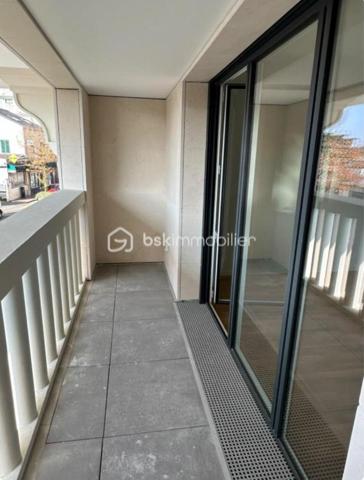 Coup de cœur assuré ! Découvrez ce superbe appartement neuf de 49 m², situé dans la résidence récente Les Jardins de l’Alma, au sein du
très recherché quartier des Mûriers, à proximité de La Varenne–Champignol.
Disponible immédiatement – Jamais habité – Aucun travaux à prévoir !
Ce 2 pièces moderne et lumineux offre des prestations de qualité et un confort optimal, idéal pour une résidence principale ou un
investissement locatif sécurisé.
Ses nombreux atouts :
 Belle pièce de vie lumineuse avec cuisine ouverte entièrement équipée
 Chambre confortable avec rangements
 Salle d’eau contemporaine + WC séparés
 Grande loggia couverte pour profiter d’un extérieur toute l’année
 Parquet massif et finitions soignées
 Menuiseries aluminium K-LINE haute performance (isolation thermique et phonique)
 Domotique et système d’alarme intégrés
 Chaudière individuelle à condensation économique
 Résidence récente sécurisée avec ascenseur
 Faibles charges
 Place de parking privative en sous-sol sécurisé
 Garanties constructeur encore en cours
Un emplacement privilégié :
À quelques pas des commerces, écoles, transports et services, dans un quartier calme et en plein développement, cet appartement bénéficie
d’un cadre de vie recherché entre dynamisme urbain et environnement résidentiel.
Venez vite nous rendre visite, car cette opportunité ne restera pas disponible longtemps
Raoul GALULA Tel : 0629465534
RA