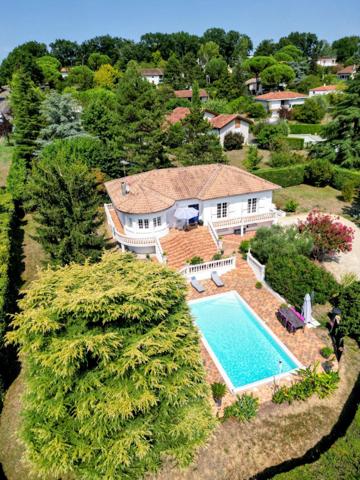 Maison de charme de 209m2 avec piscine et vue dominante sur les hauteurs d’Agen