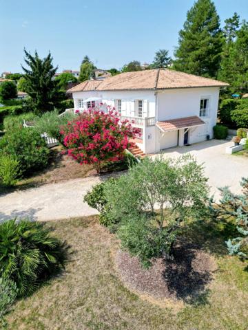 Maison de charme de 209m2 avec piscine et vue dominante sur les hauteurs d’Agen