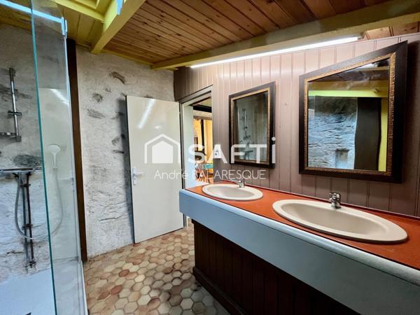 Amoureux de la pierre, de la nature et du calme, cette propriété est faite pour vous.