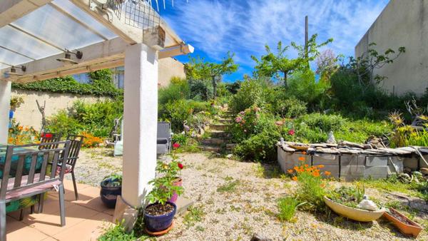 Maison d'artiste avec jardin au coeur du village