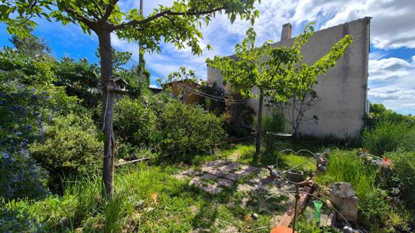 Maison d'artiste avec jardin au coeur du village