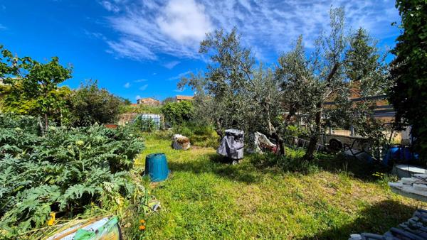 Maison d'artiste avec jardin au coeur du village