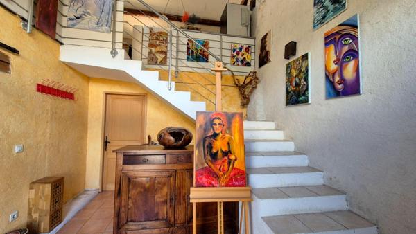 Maison d'artiste avec jardin au coeur du village