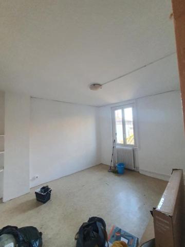 Agen centre, proche de la Mairie et des Jacobins, petit immeuble de 114 m² sur 3 niveaux composé de 3 appartements