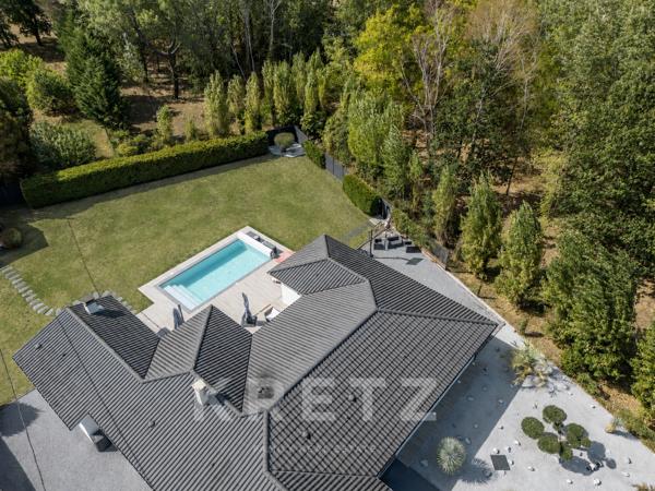 Saint-Loubès - Contemporaine 195m2 de plain-pied, 4 chambres, garage, piscine et dépendance
