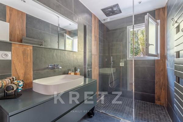 Saint-Loubès - Contemporaine 195m2 de plain-pied, 4 chambres, garage, piscine et dépendance
