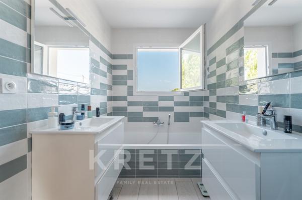 Saint-Loubès - Contemporaine 195m2 de plain-pied, 4 chambres, garage, piscine et dépendance