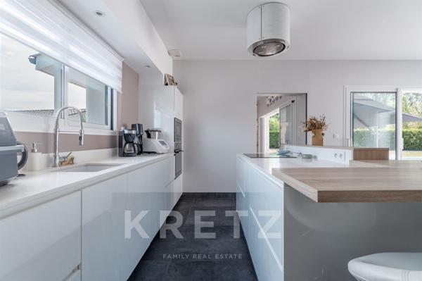 Saint-Loubès - Contemporaine 195m2 de plain-pied, 4 chambres, garage, piscine et dépendance
