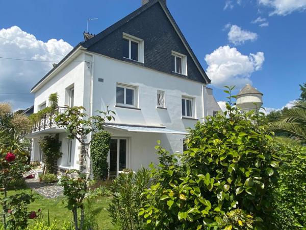Grande maison familiale à deux pas des écoles et du collège dans le centre de Caudan.