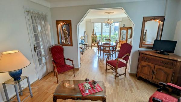 Grande maison familiale à deux pas des écoles et du collège dans le centre de Caudan.