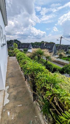 Grande maison familiale à deux pas des écoles et du collège dans le centre de Caudan.