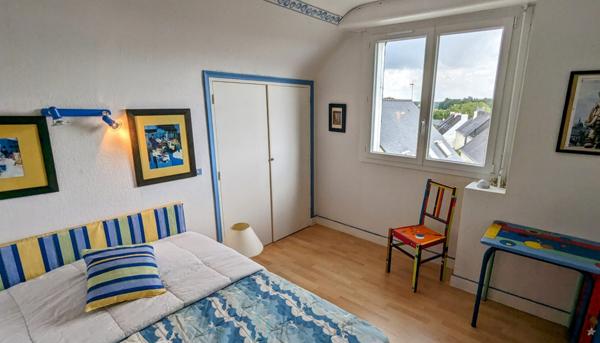 Grande maison familiale à deux pas des écoles et du collège dans le centre de Caudan.