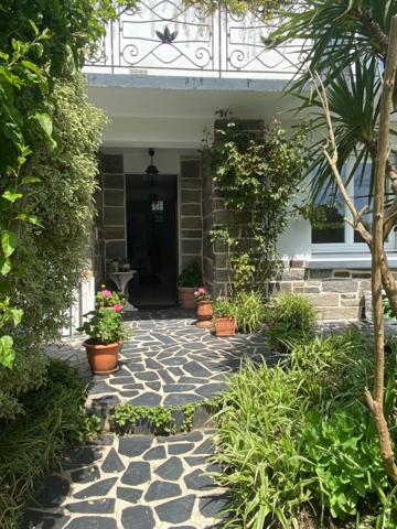 Grande maison familiale à deux pas des écoles et du collège dans le centre de Caudan.