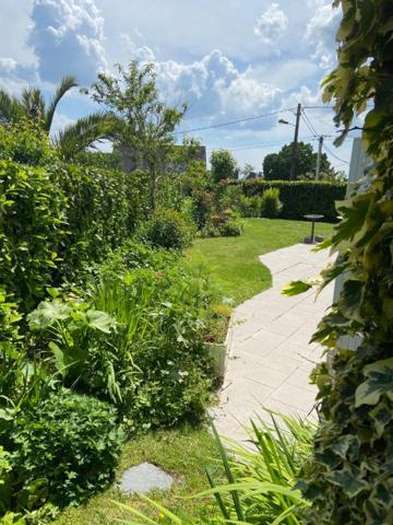 Grande maison familiale à deux pas des écoles et du collège dans le centre de Caudan.