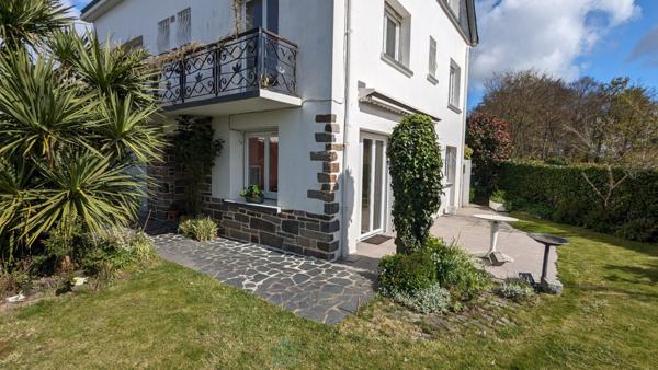 Grande maison familiale à deux pas des écoles et du collège dans le centre de Caudan.