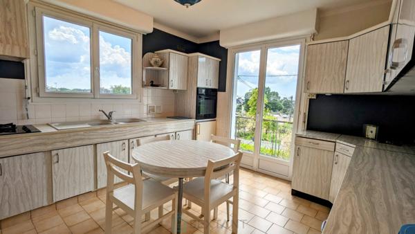 Grande maison familiale à deux pas des écoles et du collège dans le centre de Caudan.