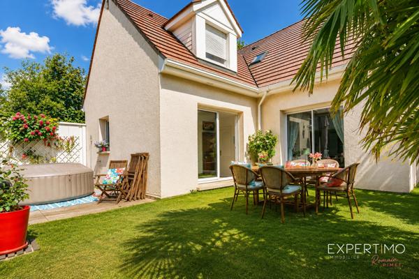 MAISON COUP DE CŒUR – 125 m² – 4 CHAMBRES – AUCUN TRAVAUX – SECTEUR RECHERCHÉ Et si votre prochaine maison était déjà parfaite ? Dès les premiers instants, cette magnifique maison familiale séduit par son état irréprochable, ses volumes généreux et sa luminosité. Entièrement rénovée avec goût, elle ne nécessite absolument aucun travaux : vous n’avez plus qu’à poser vos valises. Édifiée en 1994 par le constructeur reconnu Christian Garnier , elle développe environ 125m² habitables et 136m2 utiles sur un terrain clos de 350 m² , au cœur d’une résidence particulièrement prisée. Vous profiterez d’un environnement calme tout en étant à quelques minutes des écoles, des commerces et de la future gare du Grand Paris, un véritable atout pour l’avenir. Le rez-de-chaussée s’ouvre sur une belle entrée avec placard, puis laisse découvrir un vaste séjour baigné de lumière, idéal pour partager des moments conviviaux. La cuisine indépendante, entièrement aménagée et équipée, offre un véritable espace de vie où toute la famille pourra se retrouver.