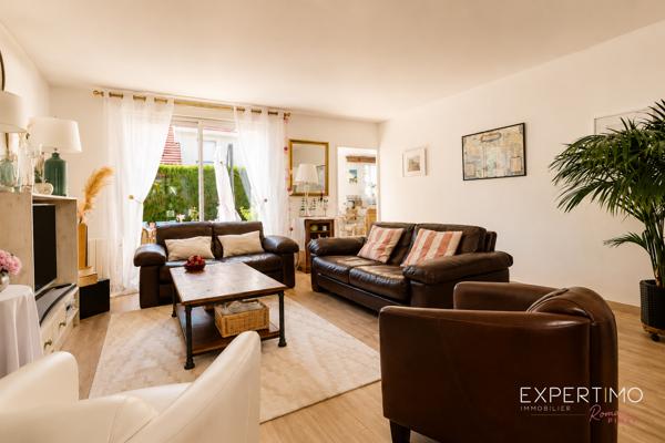 MAISON COUP DE CŒUR – 125 m² – 4 CHAMBRES – AUCUN TRAVAUX – SECTEUR RECHERCHÉ Et si votre prochaine maison était déjà parfaite ? Dès les premiers instants, cette magnifique maison familiale séduit par son état irréprochable, ses volumes généreux et sa luminosité. Entièrement rénovée avec goût, elle ne nécessite absolument aucun travaux : vous n’avez plus qu’à poser vos valises. Édifiée en 1994 par le constructeur reconnu Christian Garnier , elle développe environ 125m² habitables et 136m2 utiles sur un terrain clos de 350 m² , au cœur d’une résidence particulièrement prisée. Vous profiterez d’un environnement calme tout en étant à quelques minutes des écoles, des commerces et de la future gare du Grand Paris, un véritable atout pour l’avenir. Le rez-de-chaussée s’ouvre sur une belle entrée avec placard, puis laisse découvrir un vaste séjour baigné de lumière, idéal pour partager des moments conviviaux. La cuisine indépendante, entièrement aménagée et équipée, offre un véritable espace de vie où toute la famille pourra se retrouver.