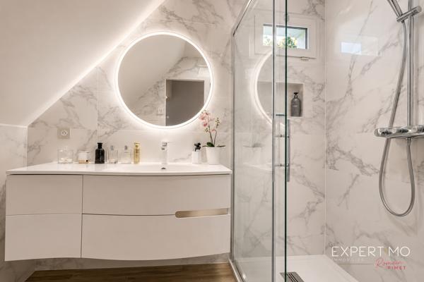 MAISON COUP DE CŒUR – 125 m² – 4 CHAMBRES – AUCUN TRAVAUX – SECTEUR RECHERCHÉ Et si votre prochaine maison était déjà parfaite ? Dès les premiers instants, cette magnifique maison familiale séduit par son état irréprochable, ses volumes généreux et sa luminosité. Entièrement rénovée avec goût, elle ne nécessite absolument aucun travaux : vous n’avez plus qu’à poser vos valises. Édifiée en 1994 par le constructeur reconnu Christian Garnier , elle développe environ 125m² habitables et 136m2 utiles sur un terrain clos de 350 m² , au cœur d’une résidence particulièrement prisée. Vous profiterez d’un environnement calme tout en étant à quelques minutes des écoles, des commerces et de la future gare du Grand Paris, un véritable atout pour l’avenir. Le rez-de-chaussée s’ouvre sur une belle entrée avec placard, puis laisse découvrir un vaste séjour baigné de lumière, idéal pour partager des moments conviviaux. La cuisine indépendante, entièrement aménagée et équipée, offre un véritable espace de vie où toute la famille pourra se retrouver.