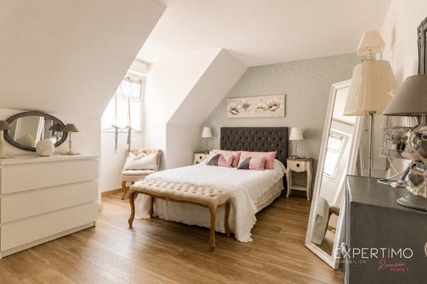 MAISON COUP DE CŒUR – 125 m² – 4 CHAMBRES – AUCUN TRAVAUX – SECTEUR RECHERCHÉ Et si votre prochaine maison était déjà parfaite ? Dès les premiers instants, cette magnifique maison familiale séduit par son état irréprochable, ses volumes généreux et sa luminosité. Entièrement rénovée avec goût, elle ne nécessite absolument aucun travaux : vous n’avez plus qu’à poser vos valises. Édifiée en 1994 par le constructeur reconnu Christian Garnier , elle développe environ 125m² habitables et 136m2 utiles sur un terrain clos de 350 m² , au cœur d’une résidence particulièrement prisée. Vous profiterez d’un environnement calme tout en étant à quelques minutes des écoles, des commerces et de la future gare du Grand Paris, un véritable atout pour l’avenir. Le rez-de-chaussée s’ouvre sur une belle entrée avec placard, puis laisse découvrir un vaste séjour baigné de lumière, idéal pour partager des moments conviviaux. La cuisine indépendante, entièrement aménagée et équipée, offre un véritable espace de vie où toute la famille pourra se retrouver.