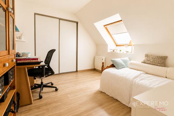 MAISON COUP DE CŒUR – 125 m² – 4 CHAMBRES – AUCUN TRAVAUX – SECTEUR RECHERCHÉ Et si votre prochaine maison était déjà parfaite ? Dès les premiers instants, cette magnifique maison familiale séduit par son état irréprochable, ses volumes généreux et sa luminosité. Entièrement rénovée avec goût, elle ne nécessite absolument aucun travaux : vous n’avez plus qu’à poser vos valises. Édifiée en 1994 par le constructeur reconnu Christian Garnier , elle développe environ 125m² habitables et 136m2 utiles sur un terrain clos de 350 m² , au cœur d’une résidence particulièrement prisée. Vous profiterez d’un environnement calme tout en étant à quelques minutes des écoles, des commerces et de la future gare du Grand Paris, un véritable atout pour l’avenir. Le rez-de-chaussée s’ouvre sur une belle entrée avec placard, puis laisse découvrir un vaste séjour baigné de lumière, idéal pour partager des moments conviviaux. La cuisine indépendante, entièrement aménagée et équipée, offre un véritable espace de vie où toute la famille pourra se retrouver.