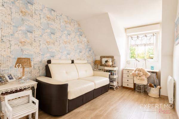 MAISON COUP DE CŒUR – 125 m² – 4 CHAMBRES – AUCUN TRAVAUX – SECTEUR RECHERCHÉ Et si votre prochaine maison était déjà parfaite ? Dès les premiers instants, cette magnifique maison familiale séduit par son état irréprochable, ses volumes généreux et sa luminosité. Entièrement rénovée avec goût, elle ne nécessite absolument aucun travaux : vous n’avez plus qu’à poser vos valises. Édifiée en 1994 par le constructeur reconnu Christian Garnier , elle développe environ 125m² habitables et 136m2 utiles sur un terrain clos de 350 m² , au cœur d’une résidence particulièrement prisée. Vous profiterez d’un environnement calme tout en étant à quelques minutes des écoles, des commerces et de la future gare du Grand Paris, un véritable atout pour l’avenir. Le rez-de-chaussée s’ouvre sur une belle entrée avec placard, puis laisse découvrir un vaste séjour baigné de lumière, idéal pour partager des moments conviviaux. La cuisine indépendante, entièrement aménagée et équipée, offre un véritable espace de vie où toute la famille pourra se retrouver.