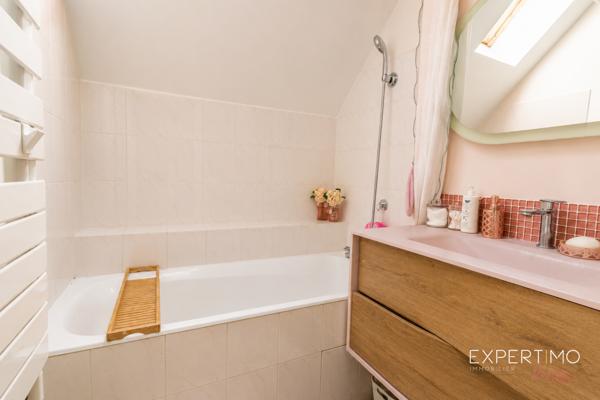 MAISON COUP DE CŒUR – 125 m² – 4 CHAMBRES – AUCUN TRAVAUX – SECTEUR RECHERCHÉ Et si votre prochaine maison était déjà parfaite ? Dès les premiers instants, cette magnifique maison familiale séduit par son état irréprochable, ses volumes généreux et sa luminosité. Entièrement rénovée avec goût, elle ne nécessite absolument aucun travaux : vous n’avez plus qu’à poser vos valises. Édifiée en 1994 par le constructeur reconnu Christian Garnier , elle développe environ 125m² habitables et 136m2 utiles sur un terrain clos de 350 m² , au cœur d’une résidence particulièrement prisée. Vous profiterez d’un environnement calme tout en étant à quelques minutes des écoles, des commerces et de la future gare du Grand Paris, un véritable atout pour l’avenir. Le rez-de-chaussée s’ouvre sur une belle entrée avec placard, puis laisse découvrir un vaste séjour baigné de lumière, idéal pour partager des moments conviviaux. La cuisine indépendante, entièrement aménagée et équipée, offre un véritable espace de vie où toute la famille pourra se retrouver.
