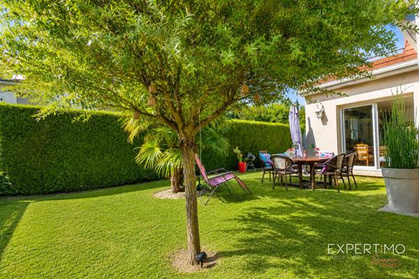 MAISON COUP DE CŒUR – 125 m² – 4 CHAMBRES – AUCUN TRAVAUX – SECTEUR RECHERCHÉ Et si votre prochaine maison était déjà parfaite ? Dès les premiers instants, cette magnifique maison familiale séduit par son état irréprochable, ses volumes généreux et sa luminosité. Entièrement rénovée avec goût, elle ne nécessite absolument aucun travaux : vous n’avez plus qu’à poser vos valises. Édifiée en 1994 par le constructeur reconnu Christian Garnier , elle développe environ 125m² habitables et 136m2 utiles sur un terrain clos de 350 m² , au cœur d’une résidence particulièrement prisée. Vous profiterez d’un environnement calme tout en étant à quelques minutes des écoles, des commerces et de la future gare du Grand Paris, un véritable atout pour l’avenir. Le rez-de-chaussée s’ouvre sur une belle entrée avec placard, puis laisse découvrir un vaste séjour baigné de lumière, idéal pour partager des moments conviviaux. La cuisine indépendante, entièrement aménagée et équipée, offre un véritable espace de vie où toute la famille pourra se retrouver.