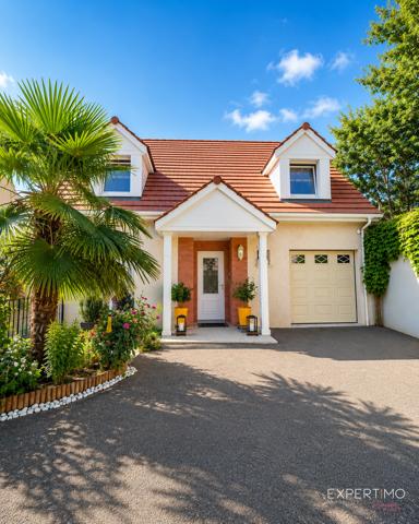 MAISON COUP DE CŒUR – 125 m² – 4 CHAMBRES – AUCUN TRAVAUX – SECTEUR RECHERCHÉ Et si votre prochaine maison était déjà parfaite ? Dès les premiers instants, cette magnifique maison familiale séduit par son état irréprochable, ses volumes généreux et sa luminosité. Entièrement rénovée avec goût, elle ne nécessite absolument aucun travaux : vous n’avez plus qu’à poser vos valises. Édifiée en 1994 par le constructeur reconnu Christian Garnier , elle développe environ 125m² habitables et 136m2 utiles sur un terrain clos de 350 m² , au cœur d’une résidence particulièrement prisée. Vous profiterez d’un environnement calme tout en étant à quelques minutes des écoles, des commerces et de la future gare du Grand Paris, un véritable atout pour l’avenir. Le rez-de-chaussée s’ouvre sur une belle entrée avec placard, puis laisse découvrir un vaste séjour baigné de lumière, idéal pour partager des moments conviviaux. La cuisine indépendante, entièrement aménagée et équipée, offre un véritable espace de vie où toute la famille pourra se retrouver.