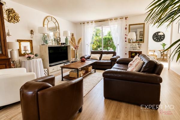 MAISON COUP DE CŒUR – 125 m² – 4 CHAMBRES – AUCUN TRAVAUX – SECTEUR RECHERCHÉ Et si votre prochaine maison était déjà parfaite ? Dès les premiers instants, cette magnifique maison familiale séduit par son état irréprochable, ses volumes généreux et sa luminosité. Entièrement rénovée avec goût, elle ne nécessite absolument aucun travaux : vous n’avez plus qu’à poser vos valises. Édifiée en 1994 par le constructeur reconnu Christian Garnier , elle développe environ 125m² habitables et 136m2 utiles sur un terrain clos de 350 m² , au cœur d’une résidence particulièrement prisée. Vous profiterez d’un environnement calme tout en étant à quelques minutes des écoles, des commerces et de la future gare du Grand Paris, un véritable atout pour l’avenir. Le rez-de-chaussée s’ouvre sur une belle entrée avec placard, puis laisse découvrir un vaste séjour baigné de lumière, idéal pour partager des moments conviviaux. La cuisine indépendante, entièrement aménagée et équipée, offre un véritable espace de vie où toute la famille pourra se retrouver.