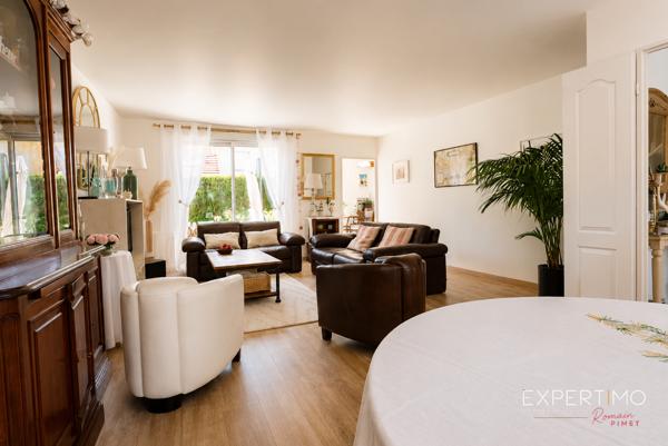 MAISON COUP DE CŒUR – 125 m² – 4 CHAMBRES – AUCUN TRAVAUX – SECTEUR RECHERCHÉ Et si votre prochaine maison était déjà parfaite ? Dès les premiers instants, cette magnifique maison familiale séduit par son état irréprochable, ses volumes généreux et sa luminosité. Entièrement rénovée avec goût, elle ne nécessite absolument aucun travaux : vous n’avez plus qu’à poser vos valises. Édifiée en 1994 par le constructeur reconnu Christian Garnier , elle développe environ 125m² habitables et 136m2 utiles sur un terrain clos de 350 m² , au cœur d’une résidence particulièrement prisée. Vous profiterez d’un environnement calme tout en étant à quelques minutes des écoles, des commerces et de la future gare du Grand Paris, un véritable atout pour l’avenir. Le rez-de-chaussée s’ouvre sur une belle entrée avec placard, puis laisse découvrir un vaste séjour baigné de lumière, idéal pour partager des moments conviviaux. La cuisine indépendante, entièrement aménagée et équipée, offre un véritable espace de vie où toute la famille pourra se retrouver.