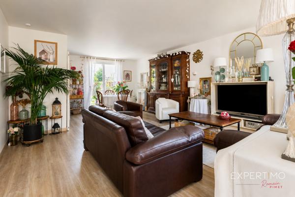 MAISON COUP DE CŒUR – 125 m² – 4 CHAMBRES – AUCUN TRAVAUX – SECTEUR RECHERCHÉ Et si votre prochaine maison était déjà parfaite ? Dès les premiers instants, cette magnifique maison familiale séduit par son état irréprochable, ses volumes généreux et sa luminosité. Entièrement rénovée avec goût, elle ne nécessite absolument aucun travaux : vous n’avez plus qu’à poser vos valises. Édifiée en 1994 par le constructeur reconnu Christian Garnier , elle développe environ 125m² habitables et 136m2 utiles sur un terrain clos de 350 m² , au cœur d’une résidence particulièrement prisée. Vous profiterez d’un environnement calme tout en étant à quelques minutes des écoles, des commerces et de la future gare du Grand Paris, un véritable atout pour l’avenir. Le rez-de-chaussée s’ouvre sur une belle entrée avec placard, puis laisse découvrir un vaste séjour baigné de lumière, idéal pour partager des moments conviviaux. La cuisine indépendante, entièrement aménagée et équipée, offre un véritable espace de vie où toute la famille pourra se retrouver.