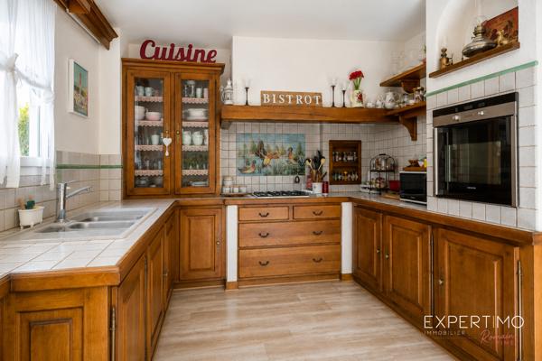 MAISON COUP DE CŒUR – 125 m² – 4 CHAMBRES – AUCUN TRAVAUX – SECTEUR RECHERCHÉ Et si votre prochaine maison était déjà parfaite ? Dès les premiers instants, cette magnifique maison familiale séduit par son état irréprochable, ses volumes généreux et sa luminosité. Entièrement rénovée avec goût, elle ne nécessite absolument aucun travaux : vous n’avez plus qu’à poser vos valises. Édifiée en 1994 par le constructeur reconnu Christian Garnier , elle développe environ 125m² habitables et 136m2 utiles sur un terrain clos de 350 m² , au cœur d’une résidence particulièrement prisée. Vous profiterez d’un environnement calme tout en étant à quelques minutes des écoles, des commerces et de la future gare du Grand Paris, un véritable atout pour l’avenir. Le rez-de-chaussée s’ouvre sur une belle entrée avec placard, puis laisse découvrir un vaste séjour baigné de lumière, idéal pour partager des moments conviviaux. La cuisine indépendante, entièrement aménagée et équipée, offre un véritable espace de vie où toute la famille pourra se retrouver.