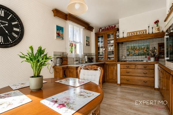 MAISON COUP DE CŒUR – 125 m² – 4 CHAMBRES – AUCUN TRAVAUX – SECTEUR RECHERCHÉ Et si votre prochaine maison était déjà parfaite ? Dès les premiers instants, cette magnifique maison familiale séduit par son état irréprochable, ses volumes généreux et sa luminosité. Entièrement rénovée avec goût, elle ne nécessite absolument aucun travaux : vous n’avez plus qu’à poser vos valises. Édifiée en 1994 par le constructeur reconnu Christian Garnier , elle développe environ 125m² habitables et 136m2 utiles sur un terrain clos de 350 m² , au cœur d’une résidence particulièrement prisée. Vous profiterez d’un environnement calme tout en étant à quelques minutes des écoles, des commerces et de la future gare du Grand Paris, un véritable atout pour l’avenir. Le rez-de-chaussée s’ouvre sur une belle entrée avec placard, puis laisse découvrir un vaste séjour baigné de lumière, idéal pour partager des moments conviviaux. La cuisine indépendante, entièrement aménagée et équipée, offre un véritable espace de vie où toute la famille pourra se retrouver.